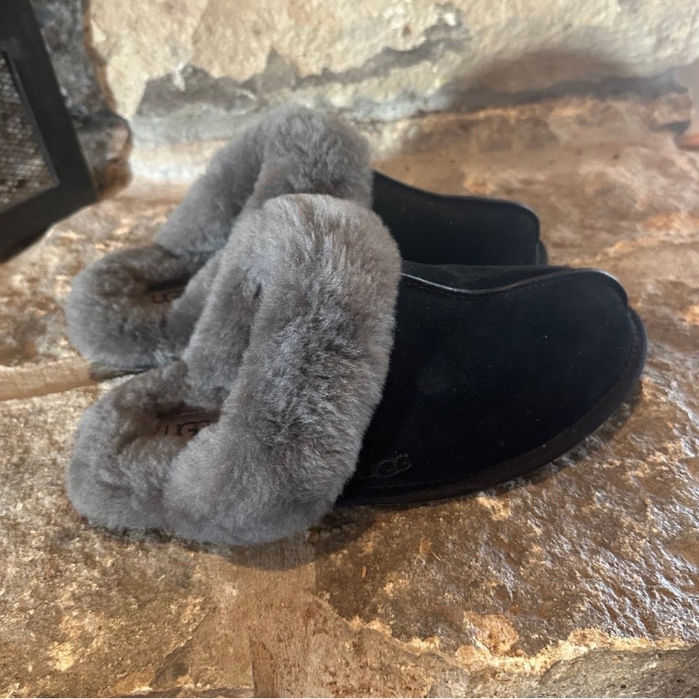 Ugg Scuffette ll Slippers Black Size 9 Like New!